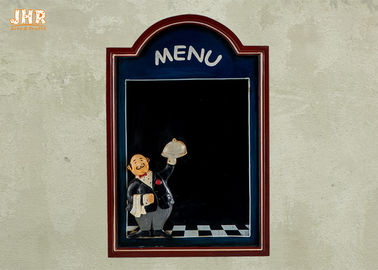 Les tableaux fixés au mur en bois noirs ont encadré le panneau de menu pour le restaurant