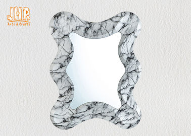 Miroir de marbrure irrégulier de mur encadré par marbre décoratif de meubles de fibre de verre