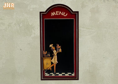 La main peignant le menu décoratif de tenture de tableaux embarque le décor de restaurant
