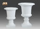 Planteurs blancs brillants classiques d'urne de fibre de verre épousant des vases à Tableau de pièce maîtresse